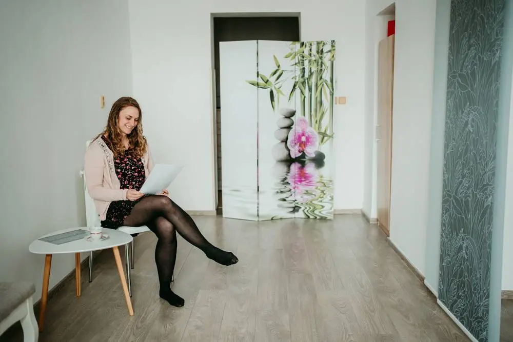Klidná čekárna salonu s paravánem a čajem