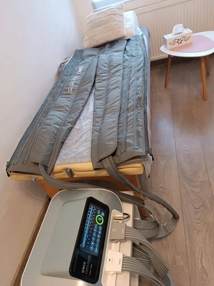 Přístrojová lymfodrenáž, nohavice připravené na lehátku