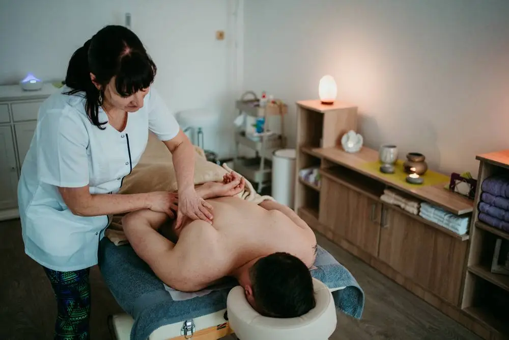 Klasická masáž zad v masážním salonu Šarí