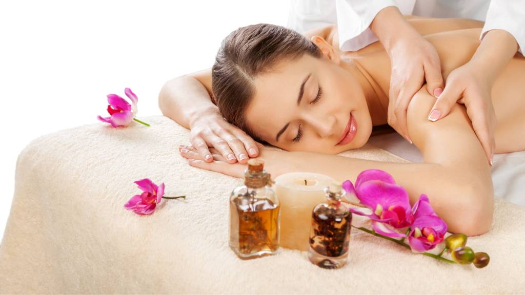 Relaxační masáž s orchidejemi a masážními oleji v salonu Šarí