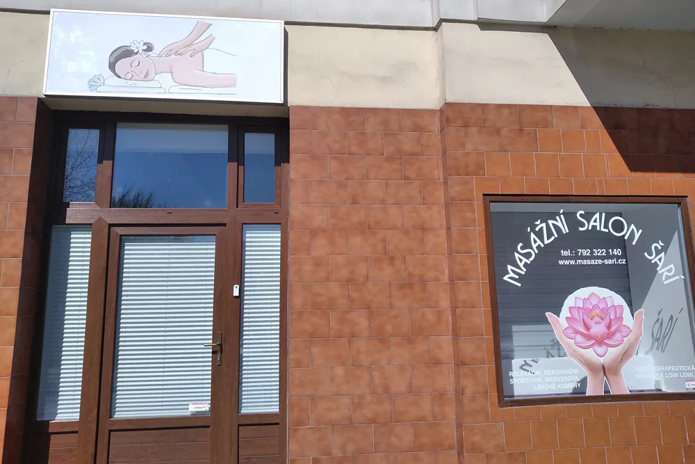 Vstup do masážního salonu Šarí z ulice Komenského v Náchodě